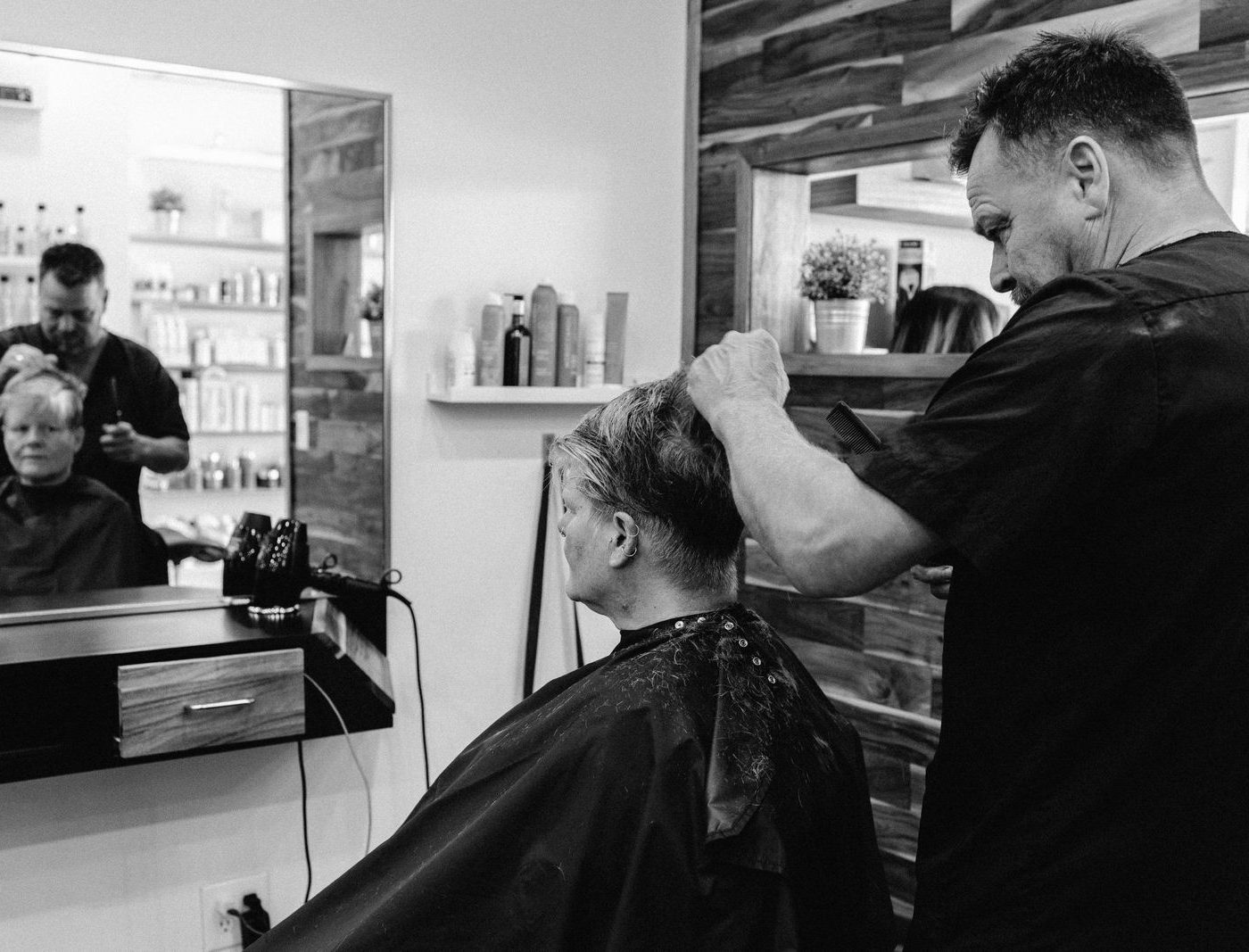 Blick in den Spiegel während eines präzisen Herrenhaarschnitts im Salon