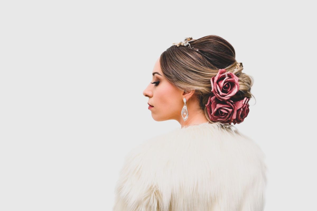 Elegante Hochsteckfrisur mit floralem Haarschmuck
