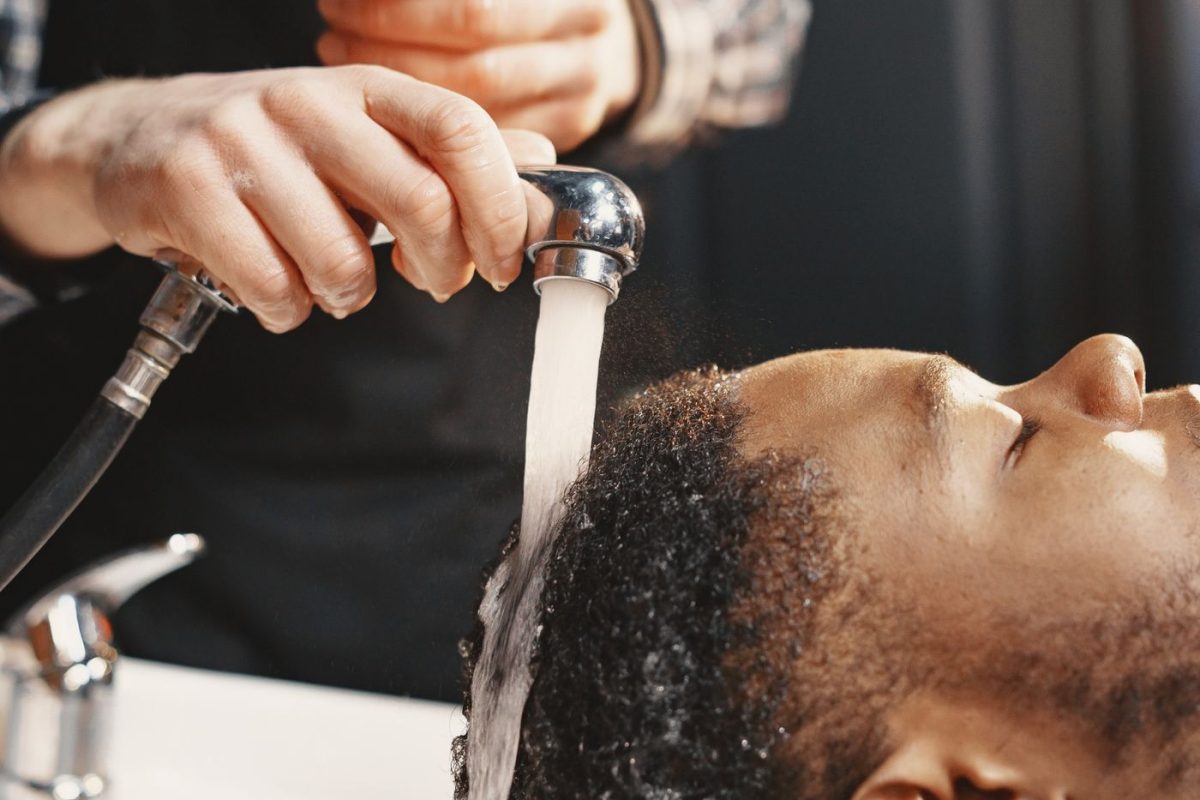 Entspannende Haarwäsche an der Wasch-Station im Salon