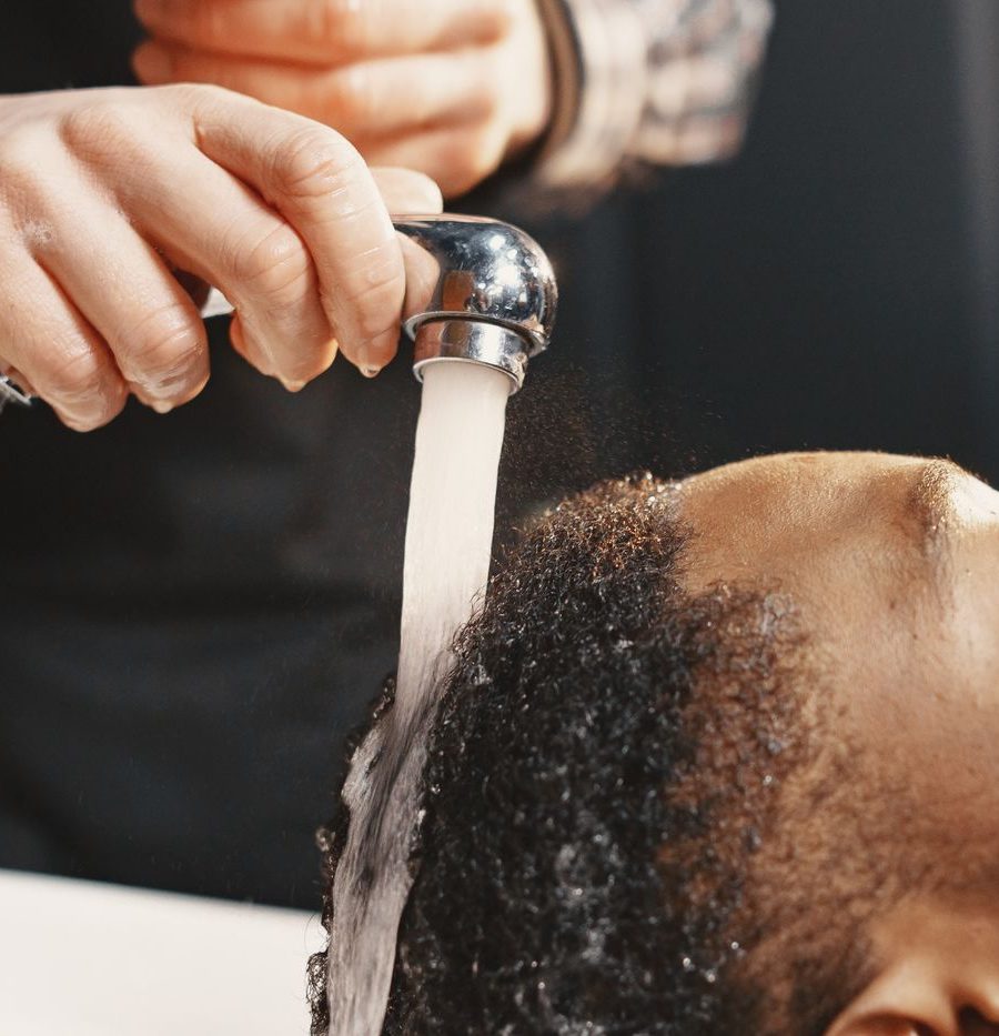 Entspannende Haarwäsche an der Wasch-Station im Salon